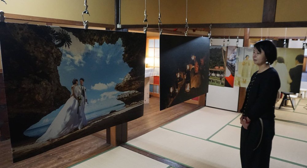 花嫁や家族「幸せの瞬間」切り取る　京都でウエディング写真展