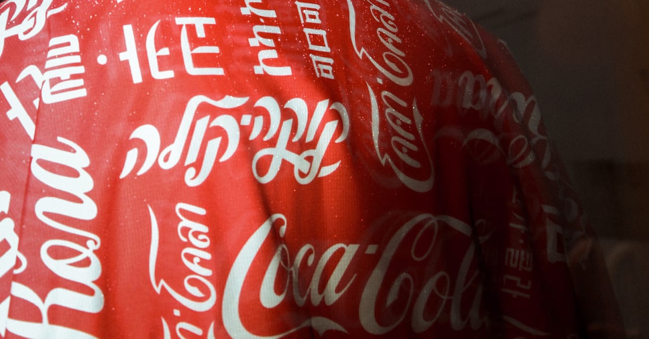 アトモス ラボ、Coca-Colaを世界各国の言語で表現したトリプルコラボアイテムを発売