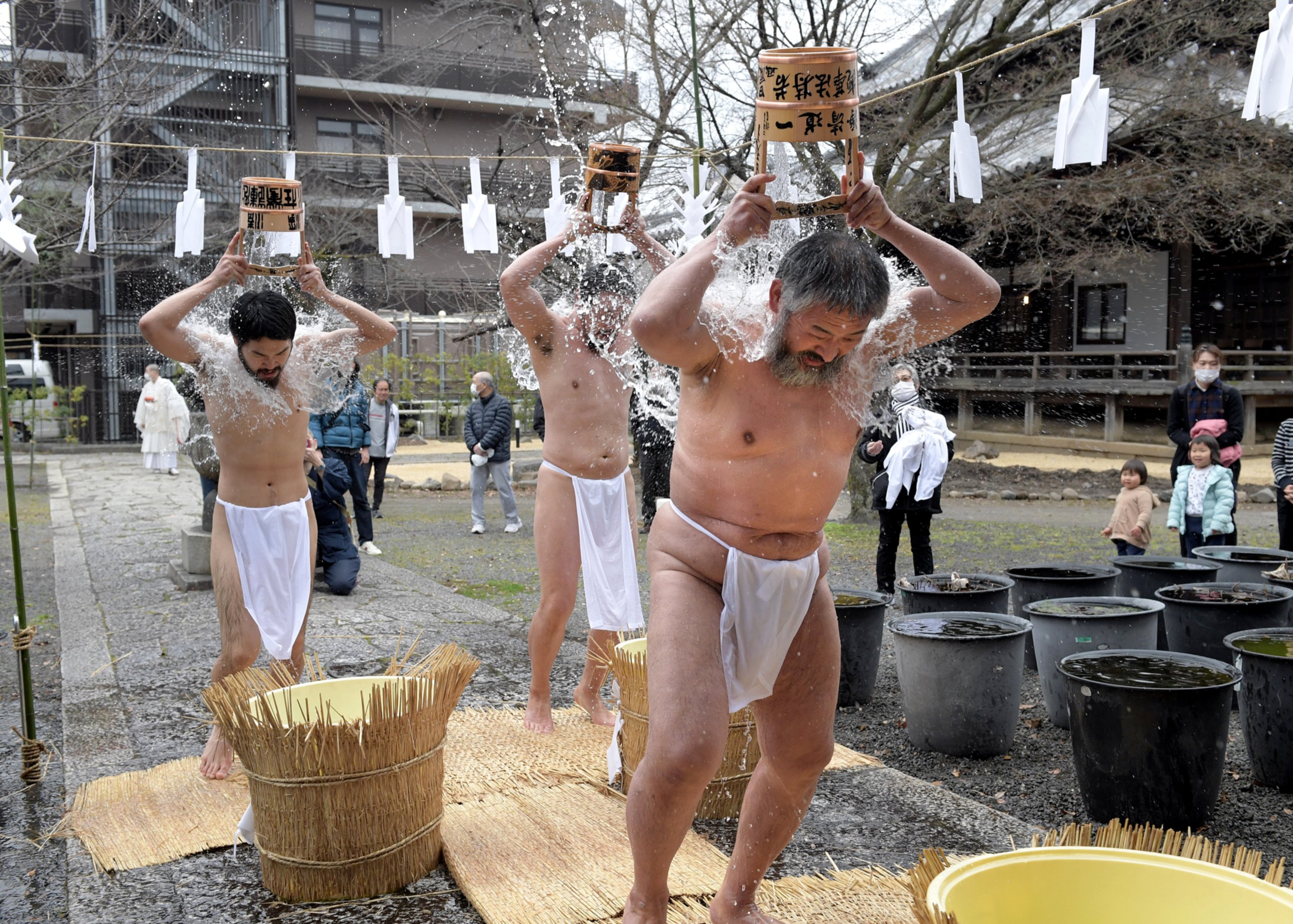 コロナウイルス退散祈願、裸の僧侶が水かぶる　京都の寺、マスク姿の100人も祈祷
