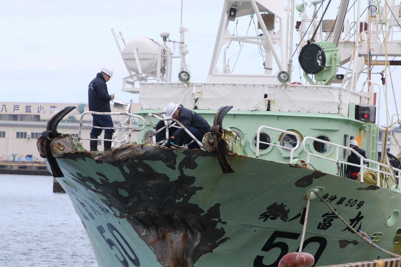 漁船と衝突した貨物船沈没、13人不明　海保などの捜索続く　青森県沖