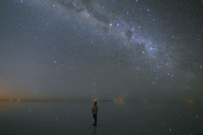 ウユニ塩湖内で天の川：時事ドットコム