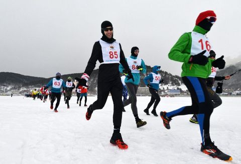 凍った「シベリアの真珠」走破　バイカル湖でアイスマラソン　日本人ランナーにも人気