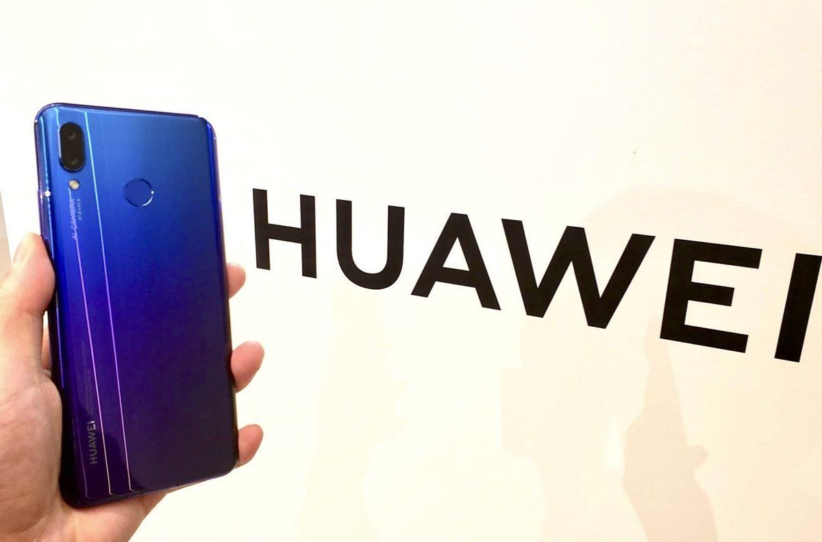 4眼スマホの新色は鮮やかな緑。nova 5Tクラッシュグリーンを 4眼スマホの新色は鮮やかな緑。nova 5Tクラッシュグリーンを