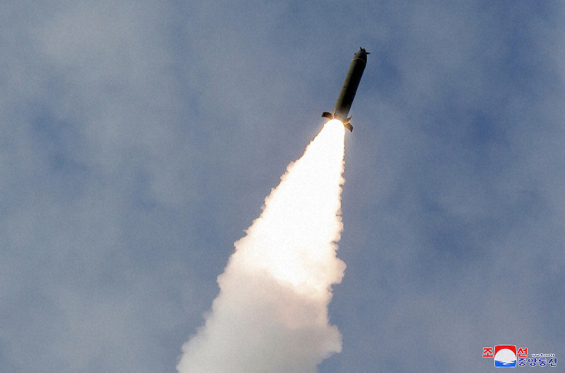 北朝鮮飛翔体は短距離弾道ミサイル　多連装ロケットも発射か　飛距離240キロ