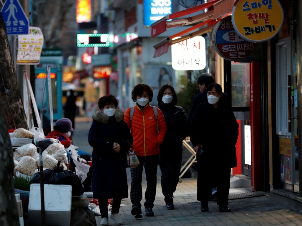 韓国、新型肺炎感染者急増で経済への影響も深刻　政府の緊急対策も、消費、輸出、生産への打撃必至
