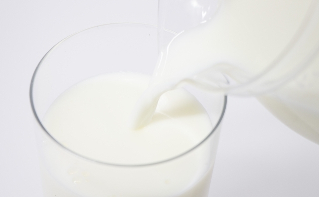 【新型コロナウイルス】学校給食中止で牛乳消費は1割減 農水省・農協も「飲んで」と呼びかけ - BLOGOS しらべる部