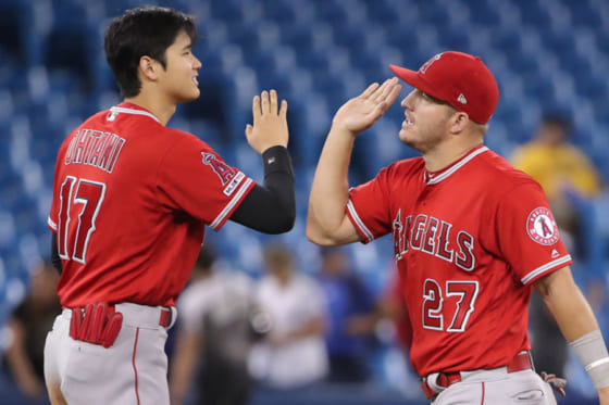Mlb 大谷翔平を後ろからハグ トラウトとの2sにファン悶絶 なんてかわいいの