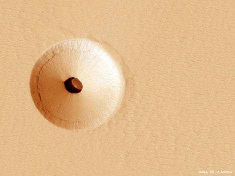 火星の火山斜面にある巨大な穴の正体は......