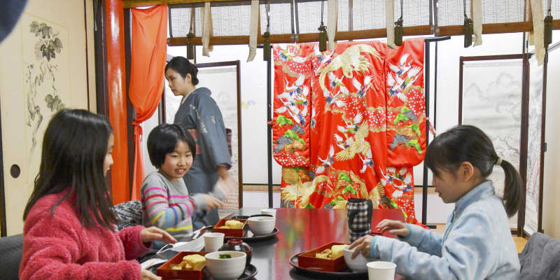 京都の料亭が子ども受け入れ　客間を自習室に、昼食も提供