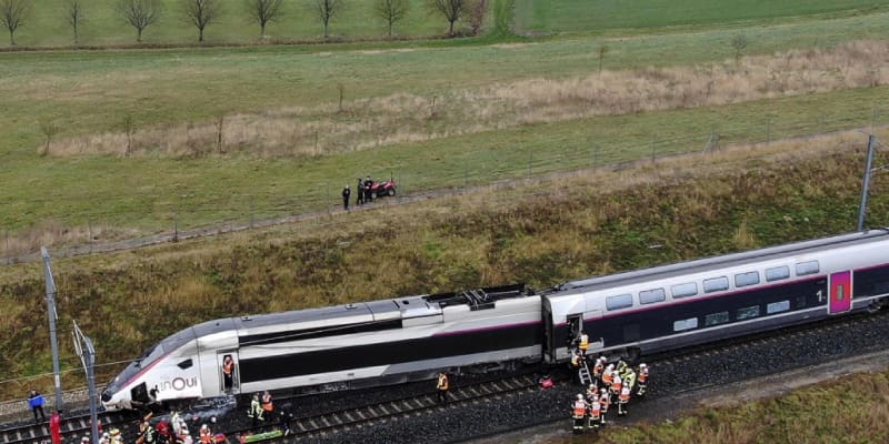 仏TGV脱線、22人重軽傷　線路脇の土砂崩れ原因か