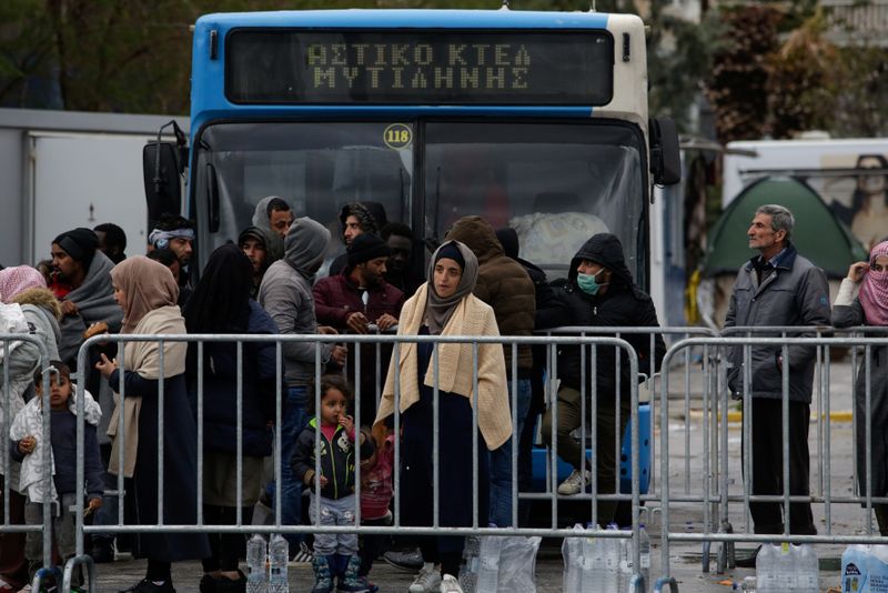 ギリシャ、難民3.5万人の入国阻止　トルコは人権侵害と批判