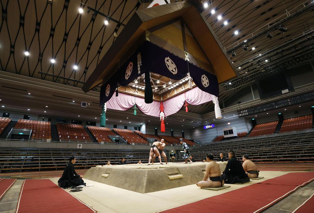 大相撲春場所が初日迎える　無観客の中で力士らが取組
