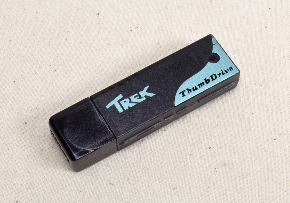 USBに直挿しできるフラッシュメモリー採用ドライブ「ThumbDrive」：スイートメモリーズ File004