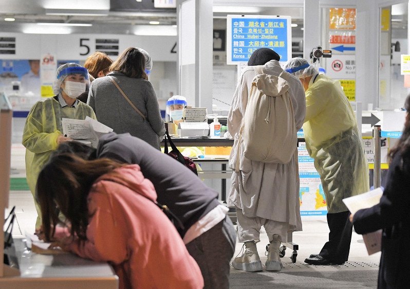 旅行者「14日待機は難しい」　成田・関空で入国者に要請　中韓からの入国制限始まる