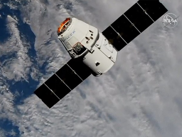 SpaceXのDragonカプセルが国際宇宙ステーションに到着！ ロボットアームがキャッチ