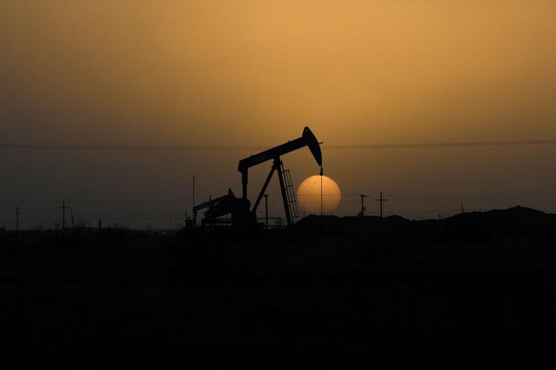 原油先物8％上昇、景気刺激策に期待