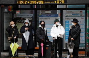 韓国の新型コロナ感染者が242人増の7755人、増加ペース再び拡大 - ロイター