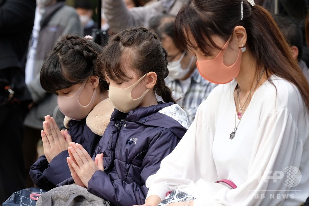 東日本大震災から9年、マスク姿で祈り