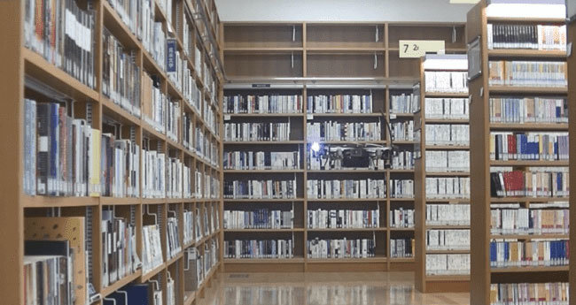 ドローンが図書館を飛び交う？　京セラ、無人蔵書点検システムの実証実験