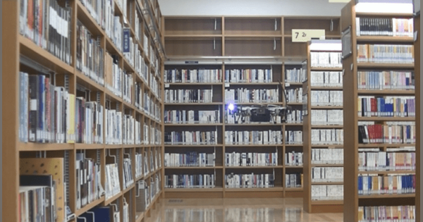 【世界最小クラスの産業用ドローン「IBIS（アイビス）」】船橋市・西図書館の「AI蔵書点検システム」試験導入において、IBISによる書架自動撮影の検証を実施