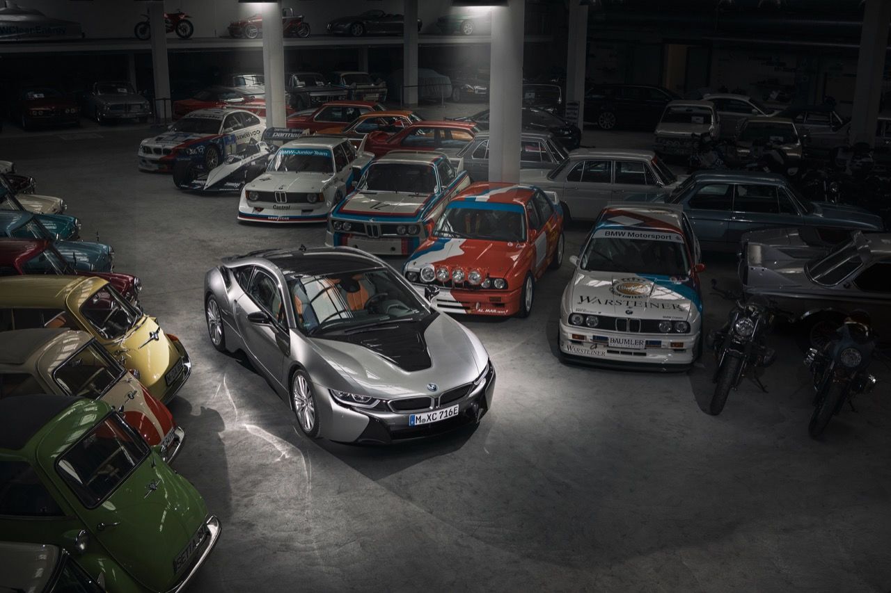 BMWのハイブリッド・スポーツカー「i8」、4月中旬に生産終了。数々の名車との写真を公開