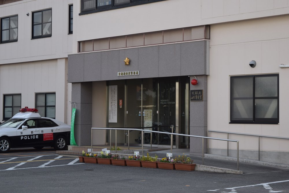 トラックが追突、オートバイの51歳女性死亡　京都、交差点で