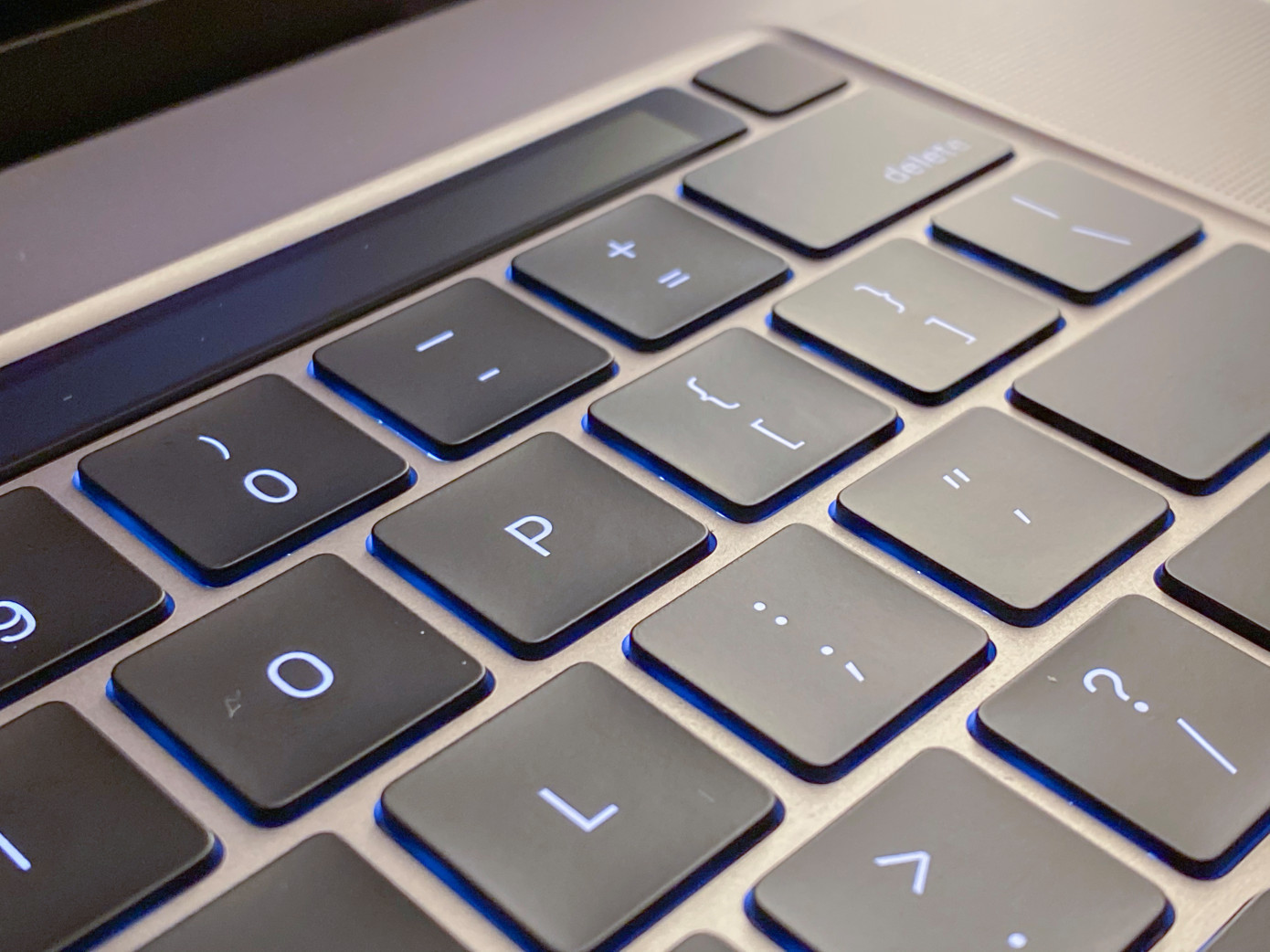 アップルはシザー式キーボード採用の新MacBookをもうすぐ発売か