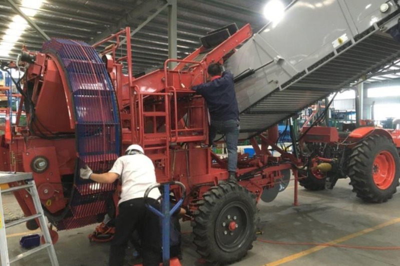 国策でジャガイモ大量生産する中国に、収穫機を技術移転