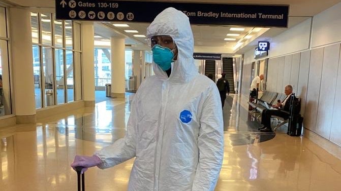 ナオミ・キャンベルが防護服姿で空港に! 新型コロナウイルスを警戒。