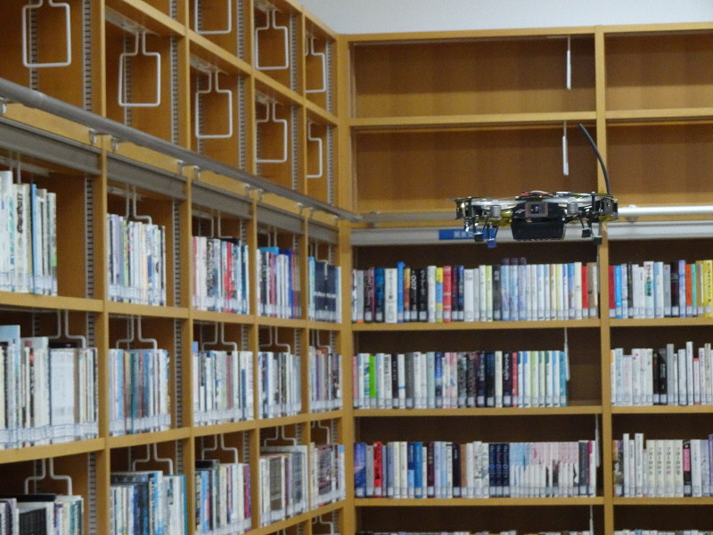 蔵書点検にAIを試験導入　ドローンで自動撮影も　船橋の図書館