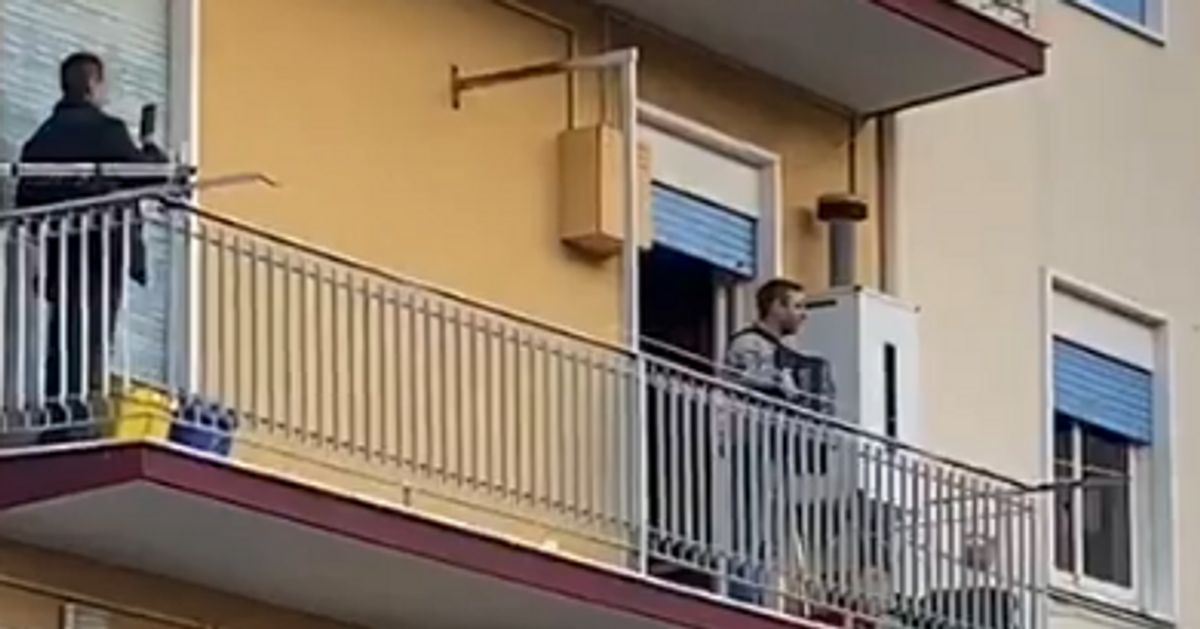 新型コロナで外出禁止のイタリア、人々はバルコニーで歌って励まし合った（動画）