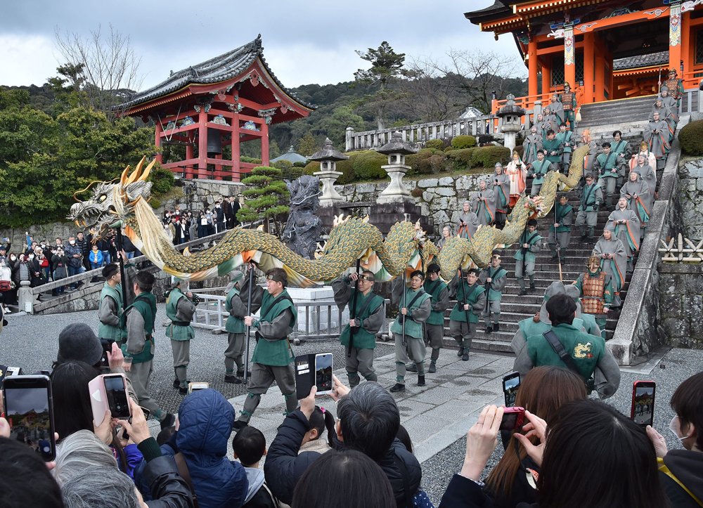 17メートルの巨大竜、門前町を駆け巡る　京都・清水寺で「青龍会」