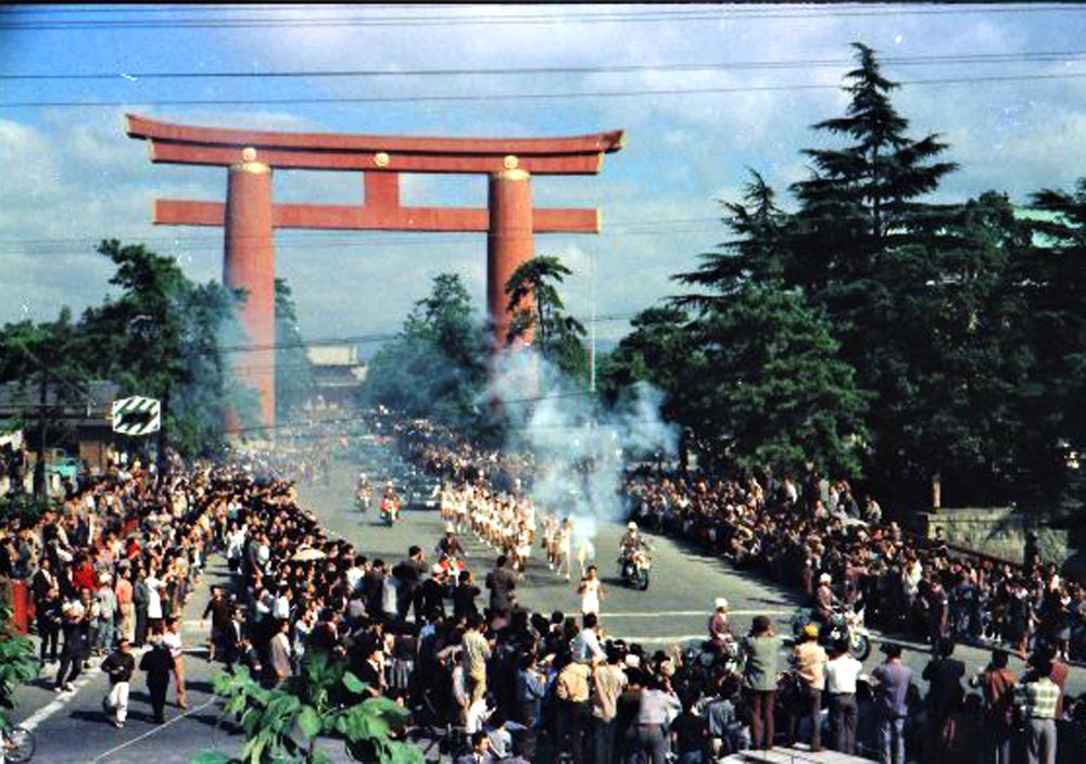 1964年9月29日平安神宮前「人生最高の写真」東京五輪聖火リレー、電柱に登り撮影