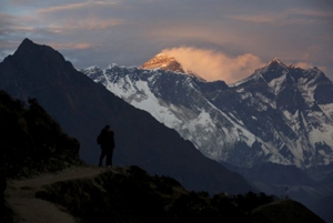 エベレストの春季登山を禁止、ネパールが感染対策 - ロイター
