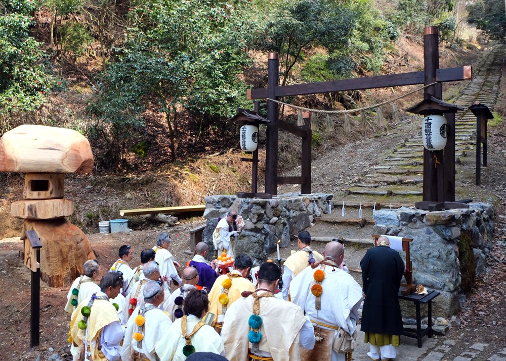 台風の土砂災害で流失「黒門」再建祝う　京都・法厳寺