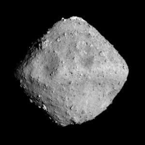 小惑星リュウグウ、表面の岩はほとんどがスカスカだった