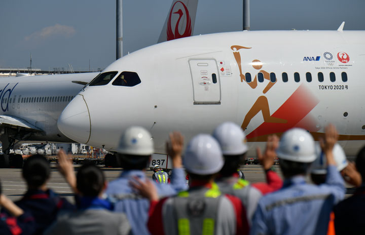 聖火輸送機、羽田からアテネへ出発　TOKYO 2020号、JALとANA協力