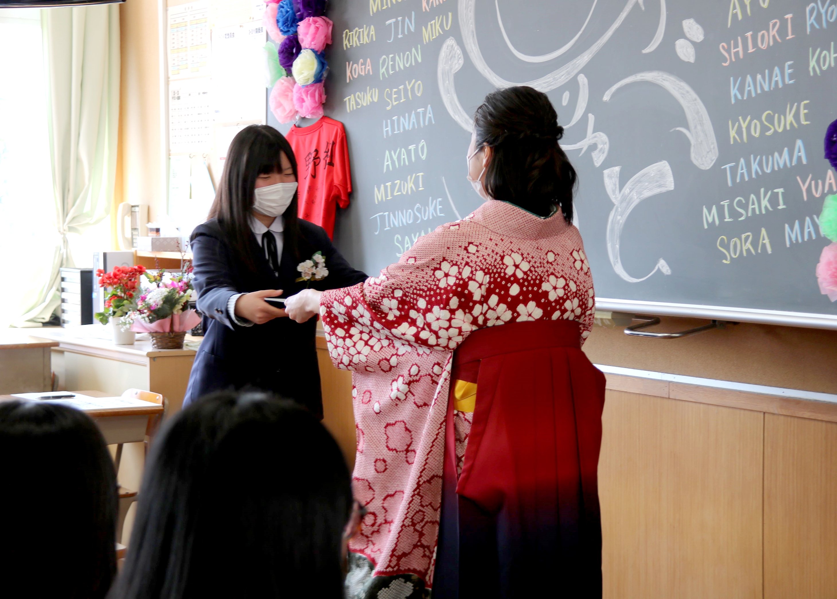 教員らが黒板に手描きのイラスト 会場飾り付け 滋賀 東近江の湖東中 みんなの卒業式