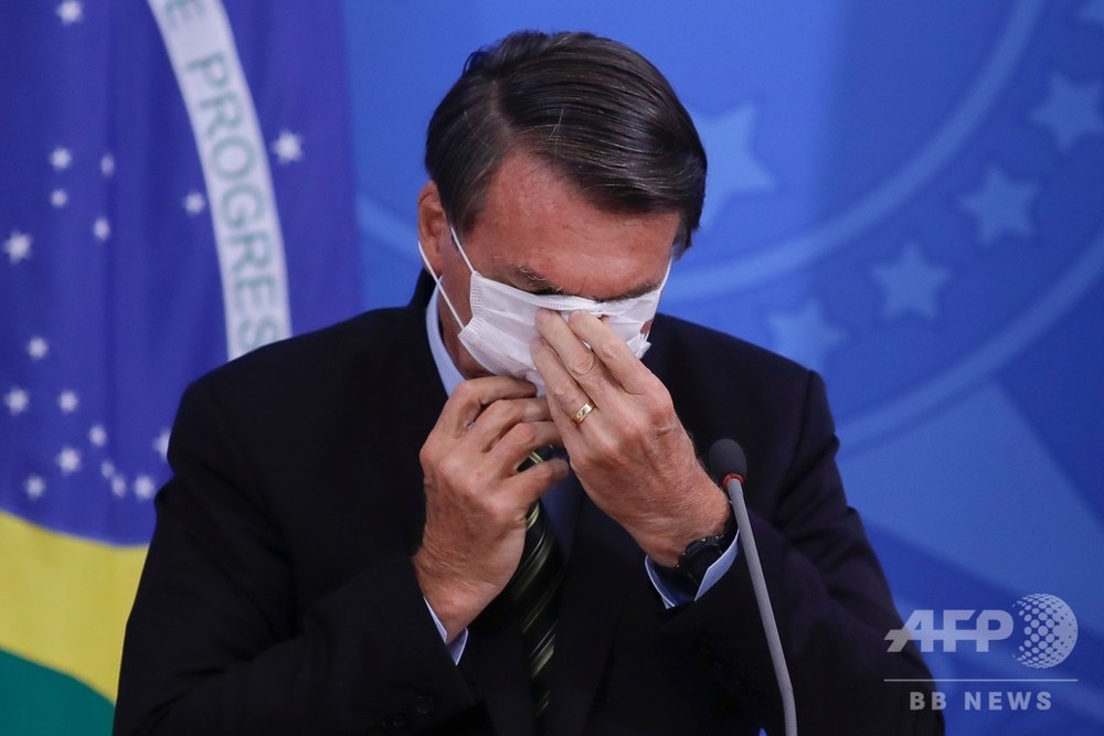ブラジル政府にコロナ禍直撃、大統領は平然とマスクもてあそぶ