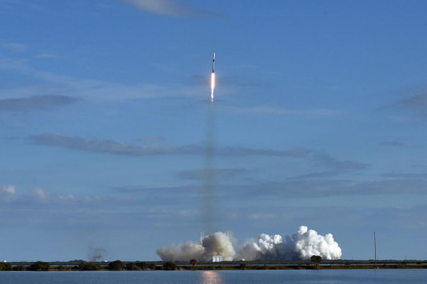 衛星インターネット実現へ、スペースXが追加打ち上げ成功