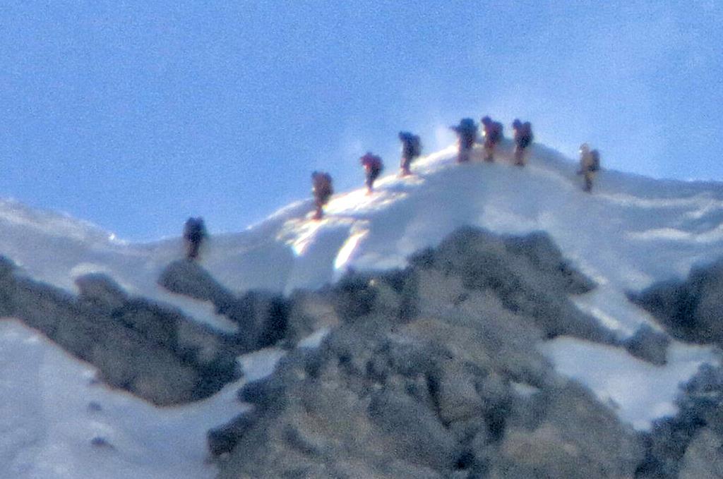 エベレスト、新型コロナで登山禁止　地元経済に打撃