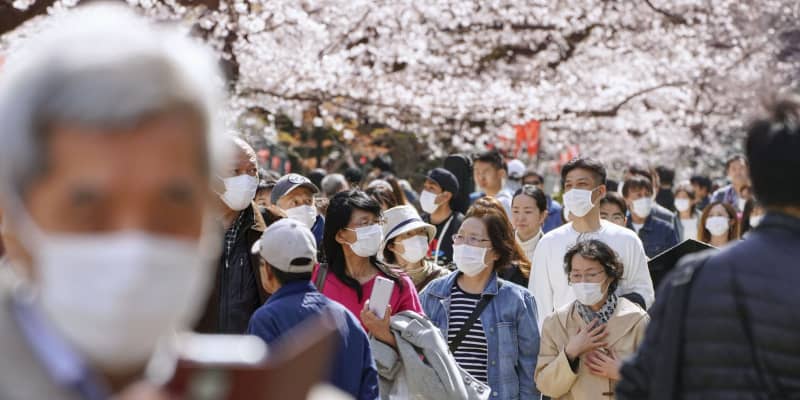 上野公園「やっぱり桜見たい」　花見自粛も大勢でにぎわう