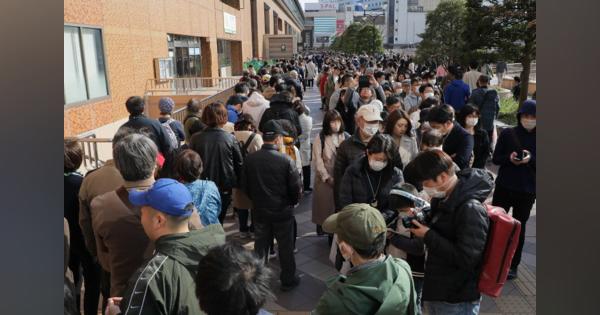 仙台で聖火見物5万人　感染リスクの数時間行列　組織委、再び密集なら中止検討