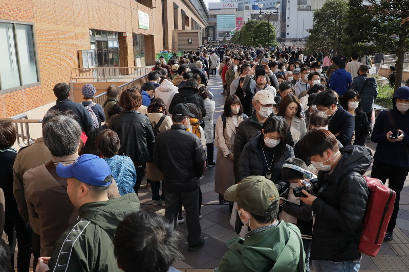 仙台で聖火見物5万人　感染リスクの数時間行列　組織委、再び密集なら中止検討