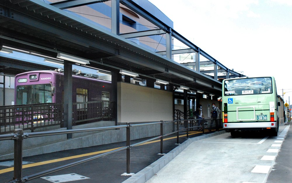 嵐電⇔市バス、バス停一体化で利便向上　北野白梅町駅リニューアル