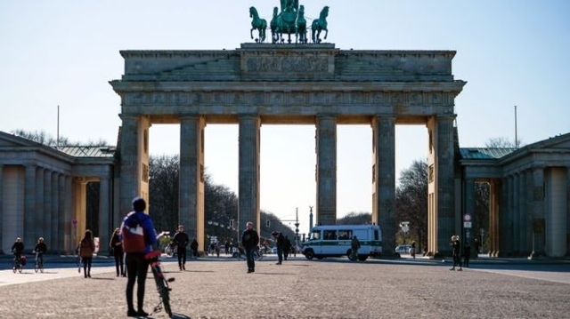 ドイツ、3人以上の集会を禁止　さらに厳しい新型ウイルス対策 - BBCニュース