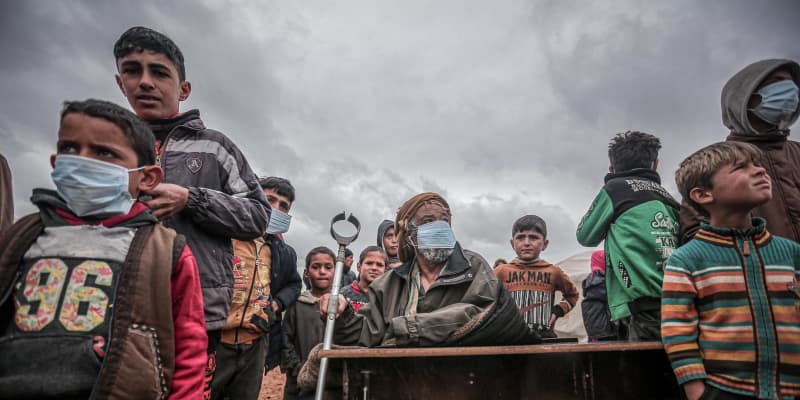 シリア避難民にコロナ感染危機　手洗い困難、テントで密集