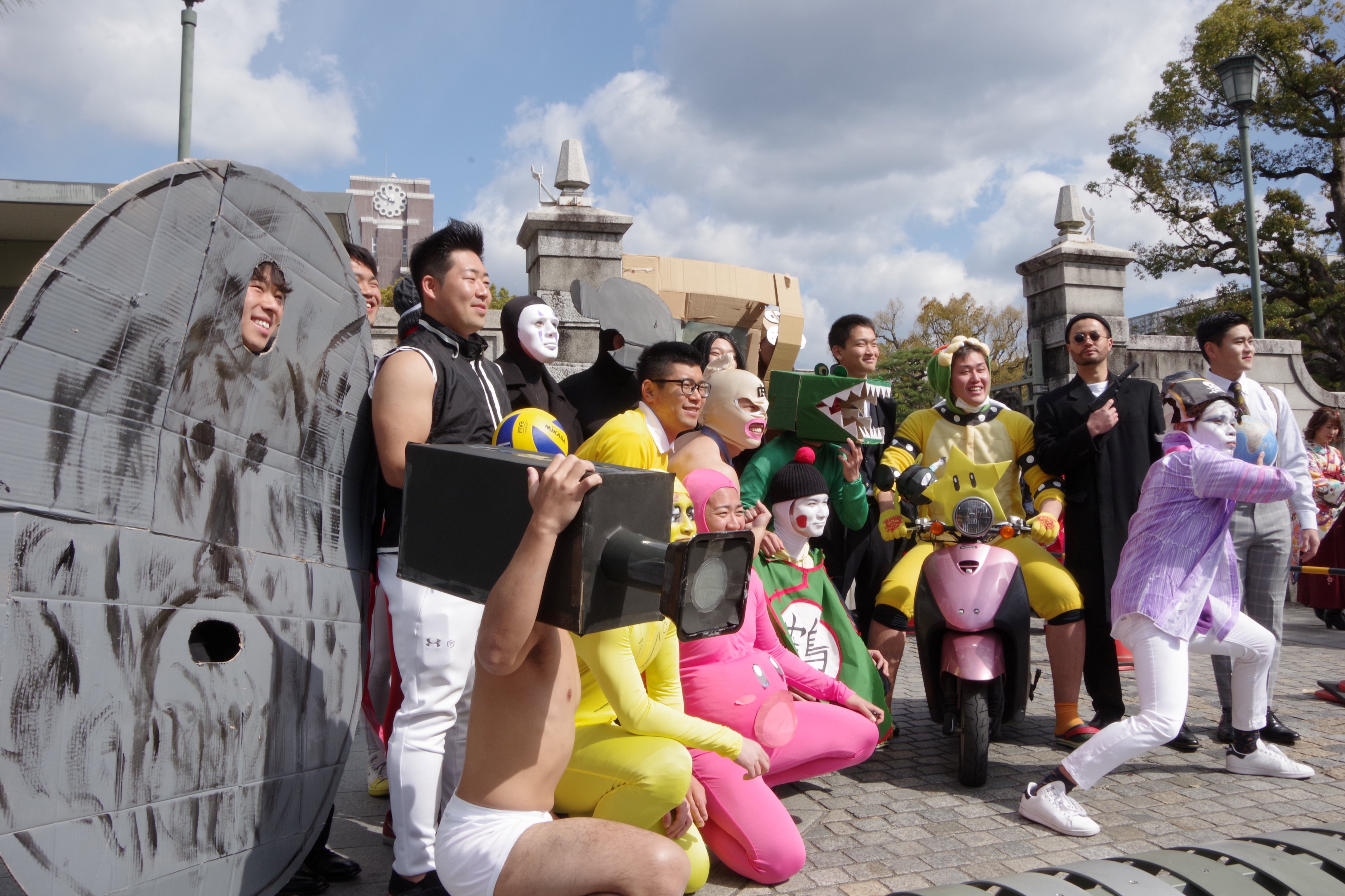 コロナで卒業式中止 学生はコスプレ記念写真も 京大 総長がホームページで祝辞