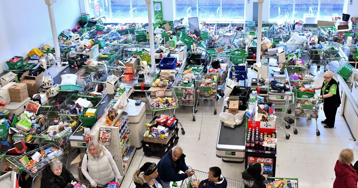 買いだめ客が、スーパーの店員に唾を吐く　インスタント麺の購入制限を指摘され　イギリス
