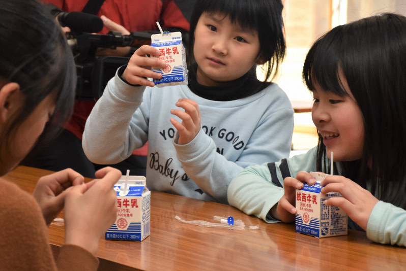 学童保育の子供たちに牛乳やヨーグルトをプレゼント　JA全農山形
